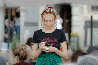 Studenti už brigády tolik nepotřebují. Zájem roste u seniorů a lidí s nižšími příjmy